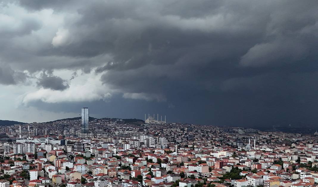 İstanbul'da sağanak hayatı felç etti! Araçlar sular altında kaldı 78